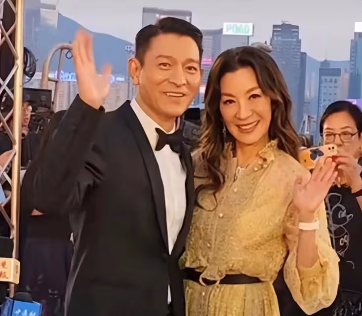 劉德華提攜後輩,與新晉頂流姜濤合影,被港媒稱「世紀合照」