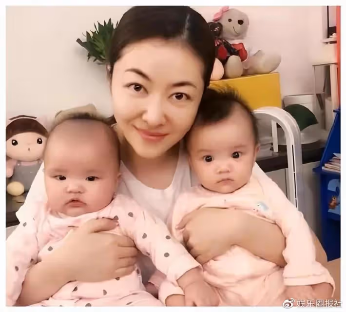 熊黛林異卵女兒被熱議,孩子長相對此太慘烈,被質疑偏心漂亮那個
