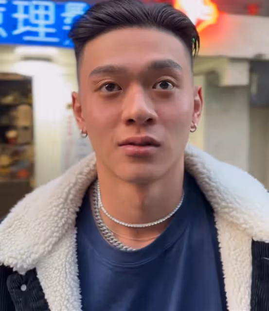 陳寶蓮21歲兒子正式出道!紋花臂打耳洞太前衛,養母是王菲經紀人