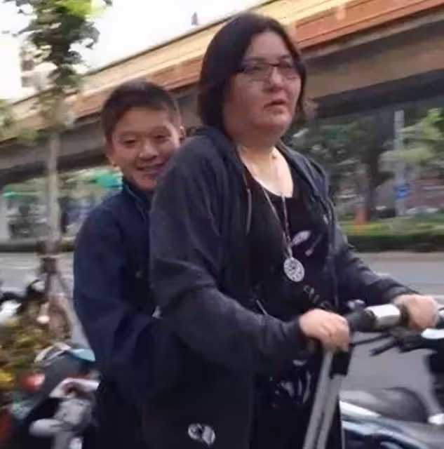 陳寶蓮21歲兒子正式出道!紋花臂打耳洞太前衛,養母是王菲經紀人