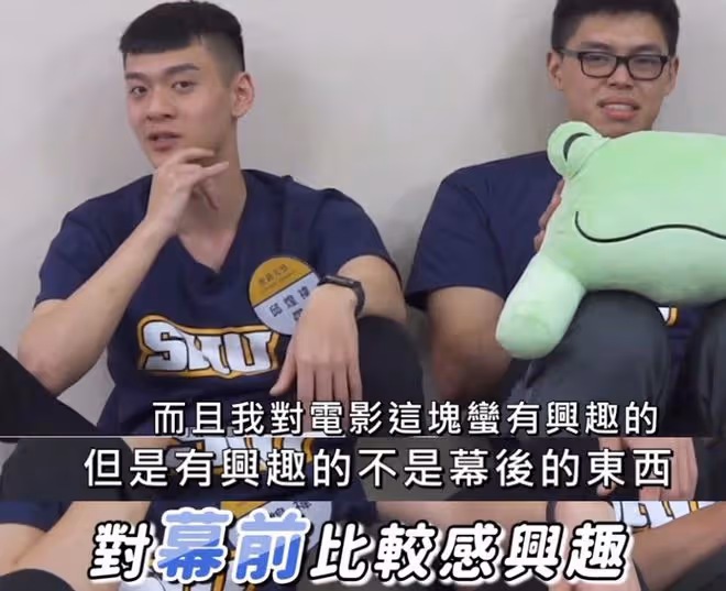 陳寶蓮21歲兒子正式出道!紋花臂打耳洞太前衛,養母是王菲經紀人