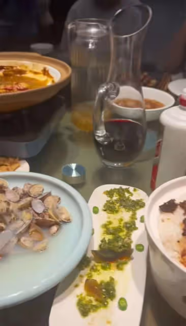 一眾戲骨喝茅台聚會!巫剛喝到臉紅很盡興,郝平攜美貌妻子現身