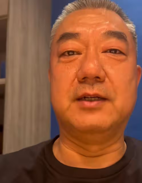 一眾戲骨喝茅台聚會!巫剛喝到臉紅很盡興,郝平攜美貌妻子現身