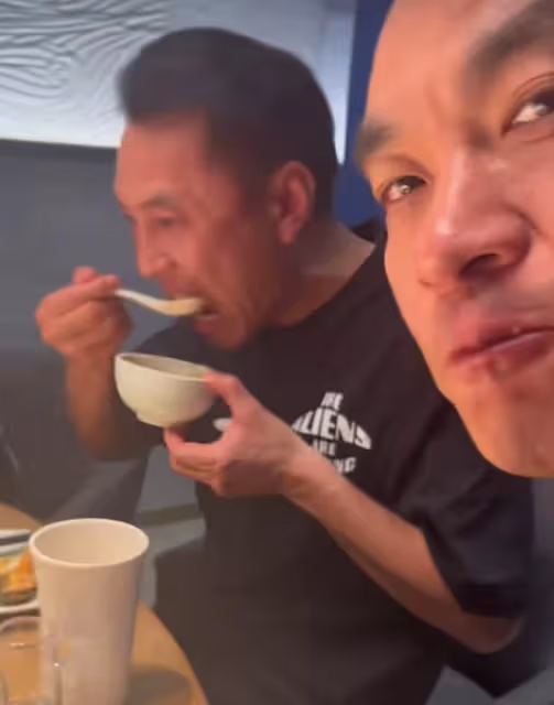 一眾戲骨喝茅台聚會!巫剛喝到臉紅很盡興,郝平攜美貌妻子現身