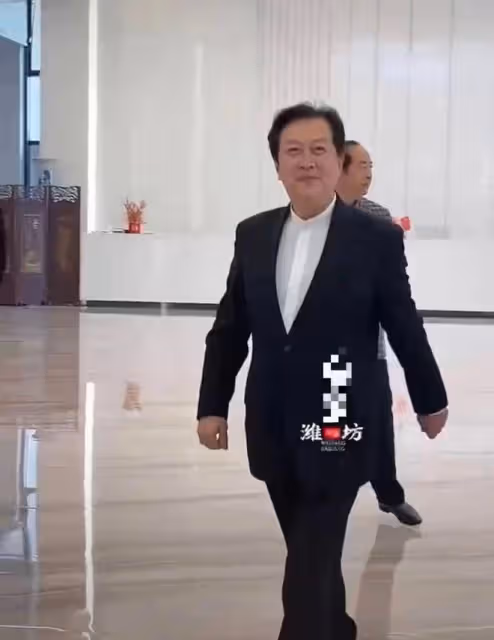 70歲唐國強回國辦書畫藝術展!身材挺拔老來瘦,收門票1299引熱議