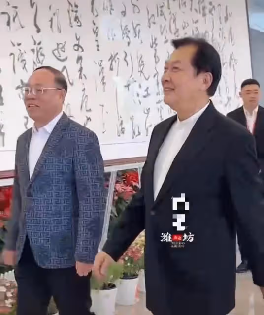 70歲唐國強回國辦書畫藝術展!身材挺拔老來瘦,收門票1299引熱議