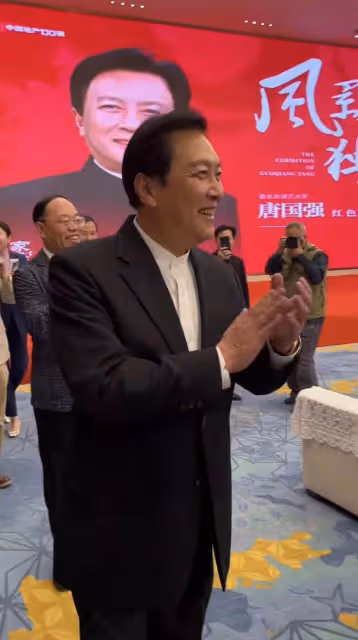 70歲唐國強回國辦書畫藝術展!身材挺拔老來瘦,收門票1299引熱議