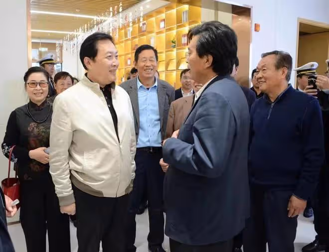 70歲唐國強回國辦書畫藝術展!身材挺拔老來瘦,收門票1299引熱議