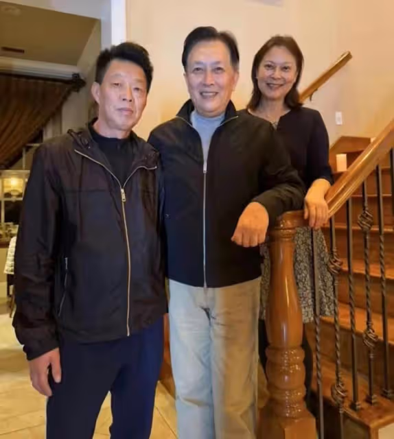 70歲唐國強回國辦書畫藝術展!身材挺拔老來瘦,收門票1299引熱議