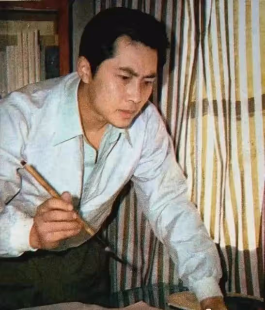 70歲唐國強回國辦書畫藝術展!身材挺拔老來瘦,收門票1299引熱議