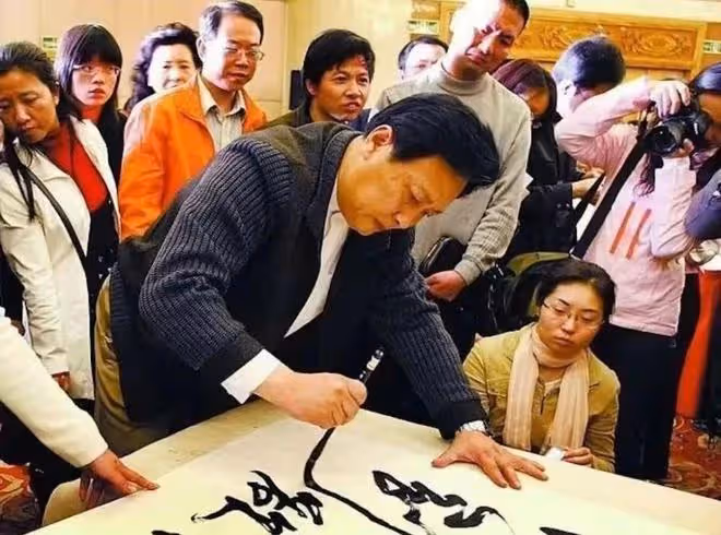 70歲唐國強回國辦書畫藝術展!身材挺拔老來瘦,收門票1299引熱議