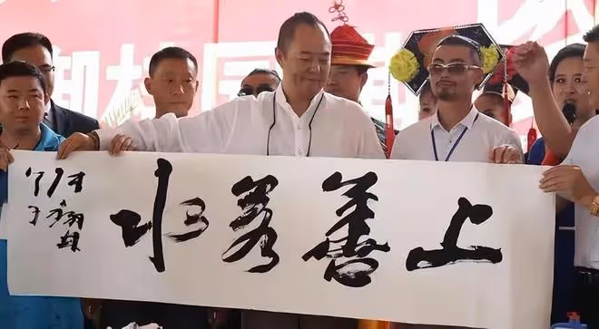 70歲唐國強回國辦書畫藝術展!身材挺拔老來瘦,收門票1299引熱議