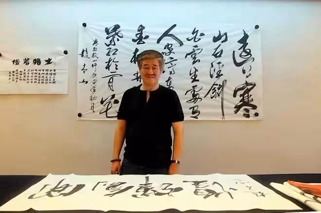 70歲唐國強回國辦書畫藝術展!身材挺拔老來瘦,收門票1299引熱議
