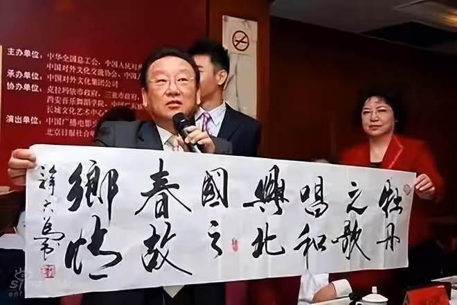 70歲唐國強回國辦書畫藝術展!身材挺拔老來瘦,收門票1299引熱議