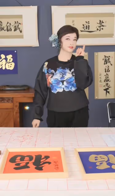 70歲唐國強回國辦書畫藝術展!身材挺拔老來瘦,收門票1299引熱議