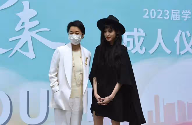 毛阿敏參加愛女成人禮!學霸女兒打仨唇釘,瘦出筷子腿高顏值似媽