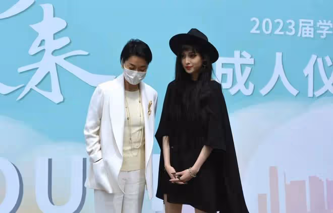 毛阿敏參加愛女成人禮!學霸女兒打仨唇釘,瘦出筷子腿高顏值似媽