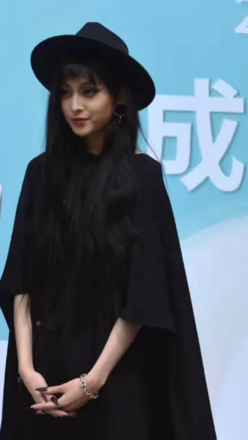 毛阿敏參加愛女成人禮!學霸女兒打仨唇釘,瘦出筷子腿高顏值似媽