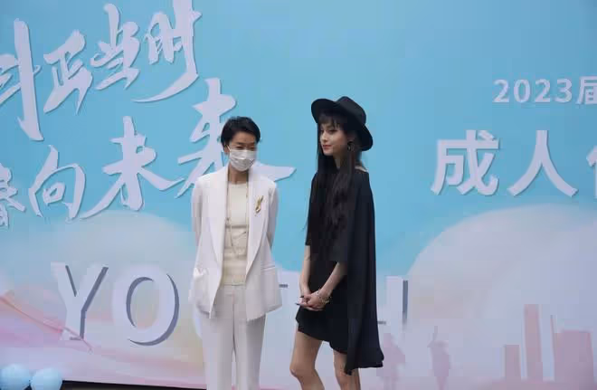 毛阿敏參加愛女成人禮!學霸女兒打仨唇釘,瘦出筷子腿高顏值似媽