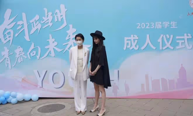 毛阿敏參加愛女成人禮!學霸女兒打仨唇釘,瘦出筷子腿高顏值似媽