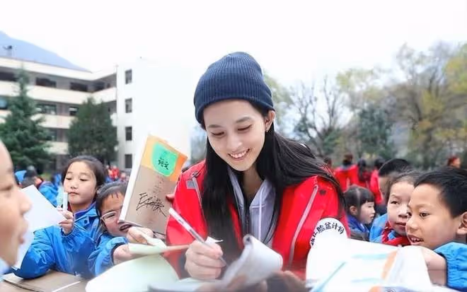 毛阿敏參加愛女成人禮!學霸女兒打仨唇釘,瘦出筷子腿高顏值似媽
