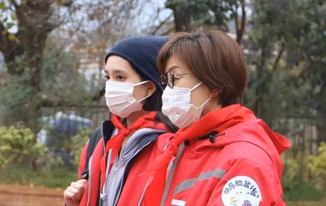 毛阿敏參加愛女成人禮!學霸女兒打仨唇釘,瘦出筷子腿高顏值似媽