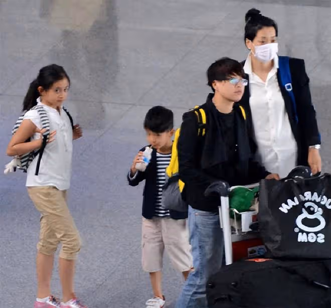 毛阿敏參加愛女成人禮!學霸女兒打仨唇釘,瘦出筷子腿高顏值似媽
