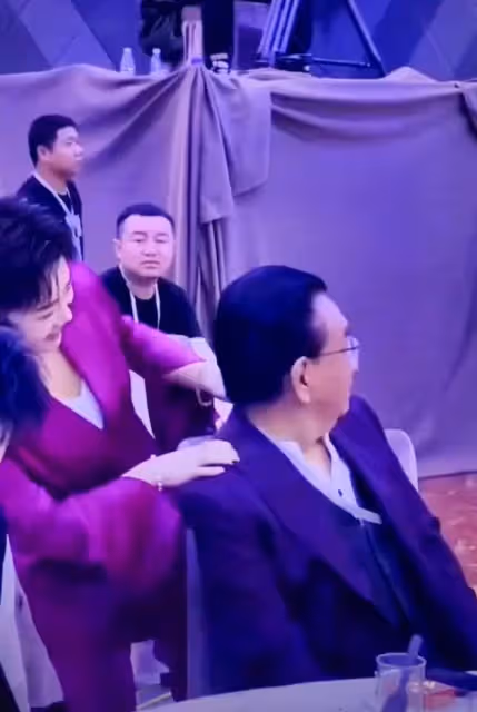76歲侯耀華酒會被美女按摩,抓住女子手不斷撫摸,摟脖竊語超親密