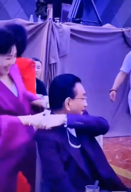76歲侯耀華酒會被美女按摩,抓住女子手不斷撫摸,摟脖竊語超親密