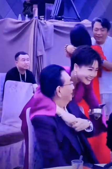 76歲侯耀華酒會被美女按摩,抓住女子手不斷撫摸,摟脖竊語超親密