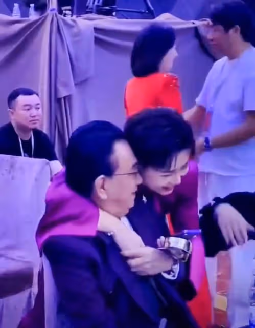 76歲侯耀華酒會被美女按摩,抓住女子手不斷撫摸,摟脖竊語超親密