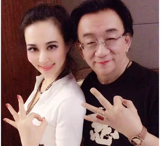76歲侯耀華酒會被美女按摩,抓住女子手不斷撫摸,摟脖竊語超親密