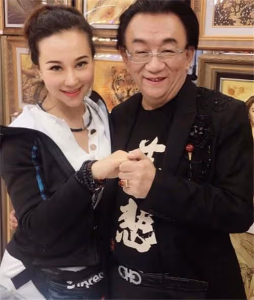 76歲侯耀華酒會被美女按摩,抓住女子手不斷撫摸,摟脖竊語超親密
