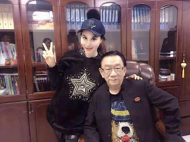 76歲侯耀華酒會被美女按摩,抓住女子手不斷撫摸,摟脖竊語超親密