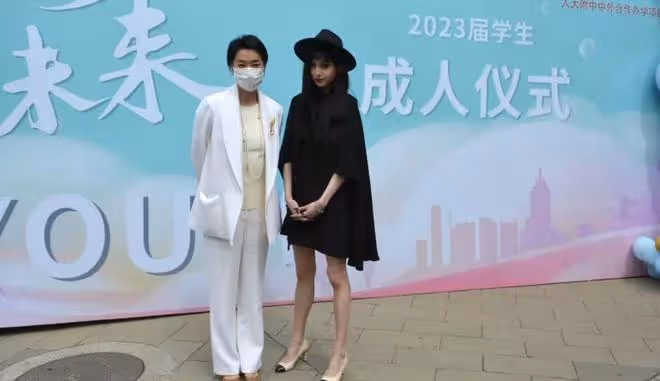 毛阿敏參加女兒成人禮,女兒超像媽媽打扮誇張,母女倆關係顯生疏
