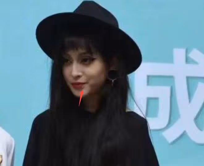 毛阿敏參加女兒成人禮,女兒超像媽媽打扮誇張,母女倆關係顯生疏