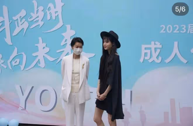 毛阿敏參加女兒成人禮,女兒超像媽媽打扮誇張,母女倆關係顯生疏