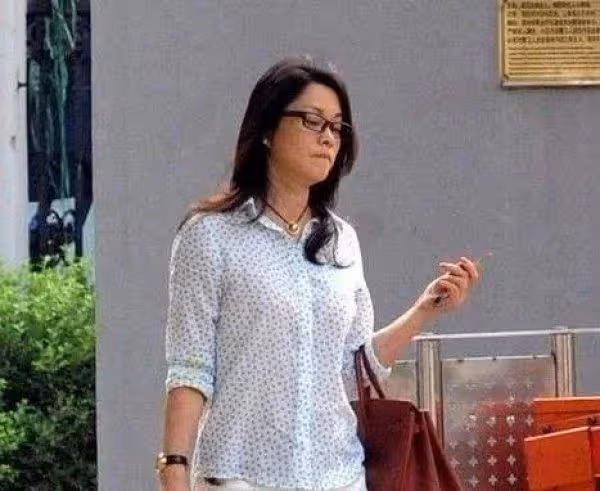 毛阿敏參加女兒成人禮,女兒超像媽媽打扮誇張,母女倆關係顯生疏