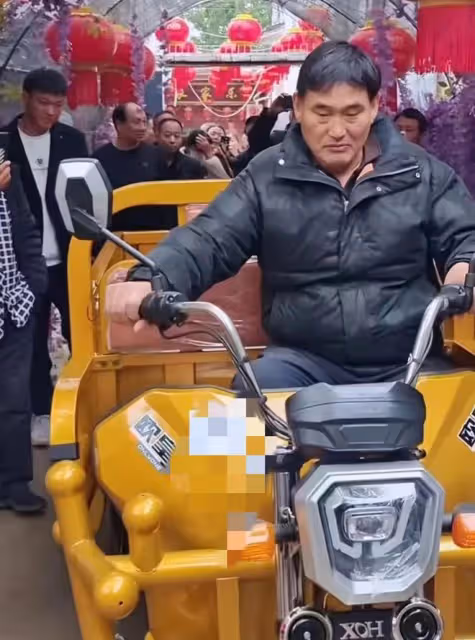 網紅大衣哥尷尬了,首次直播帶貨就翻車,一款高端化妝品賣出天價