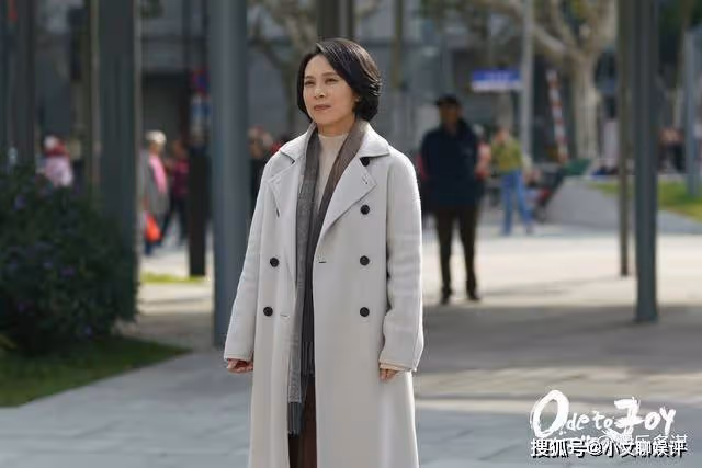 《歡樂頌4》何憫鴻結局被戚牧囚禁虐待,逃跑途中出車禍離世,何母氣成精神病