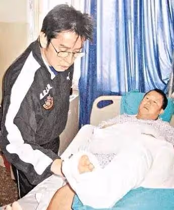 當年曾志偉被人打縫了29針，後來怎麼樣了？為何還要自扇巴掌