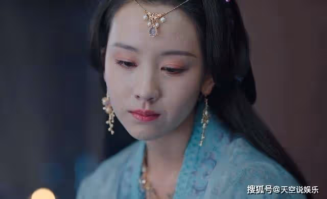 《長月燼明》看到蕭凜對葉夕霧的紳士手，才知葉冰裳的背叛有多愚蠢