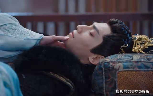 《長月燼明》看到蕭凜對葉夕霧的紳士手，才知葉冰裳的背叛有多愚蠢