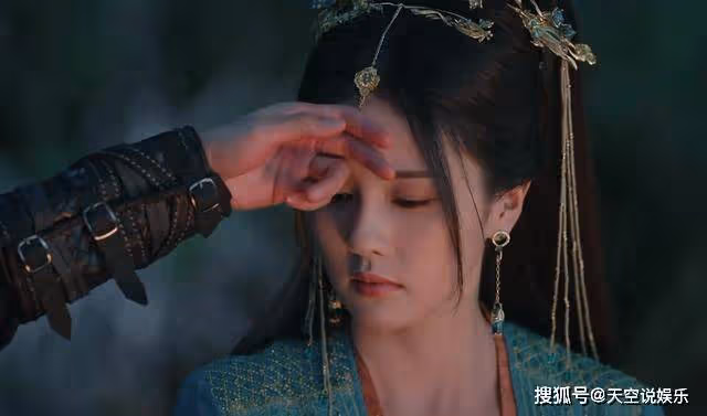 《長月燼明》看到蕭凜對葉夕霧的紳士手，才知葉冰裳的背叛有多愚蠢