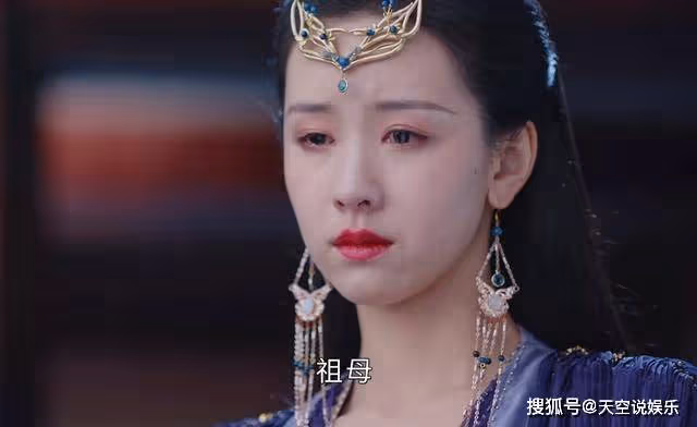 《長月燼明》看到蕭凜對葉夕霧的紳士手，才知葉冰裳的背叛有多愚蠢