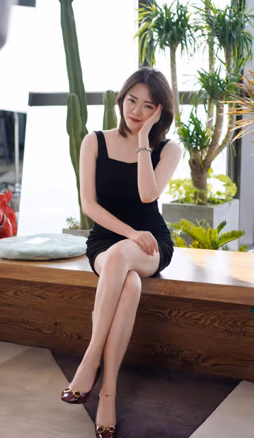 黑色連衣裙既可以襯托出女人的性感與嫵媚，又不會顯得過於火辣