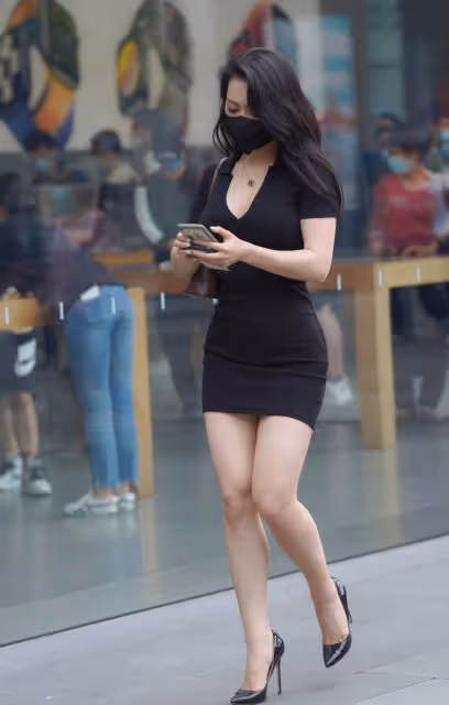 黑色連衣裙既可以襯托出女人的性感與嫵媚，又不會顯得過於火辣