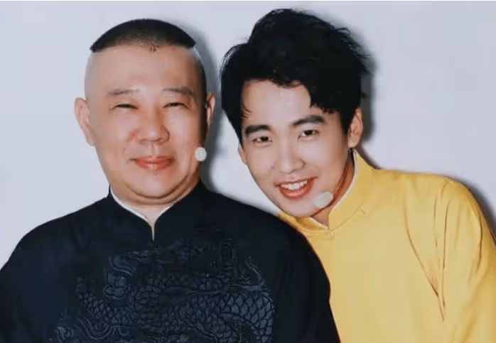 郭德綱家大業大身價已暴漲:穿萬元外套唱戲,還曾帶兩百萬手錶