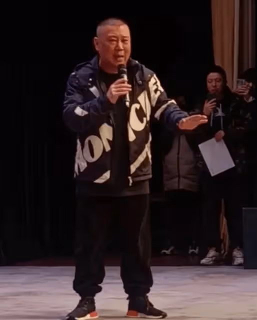 郭德綱家大業大身價已暴漲:穿萬元外套唱戲,還曾帶兩百萬手錶