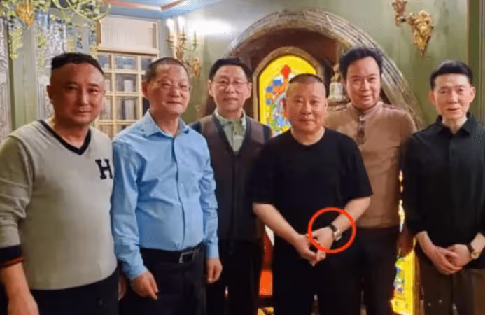 郭德綱家大業大身價已暴漲:穿萬元外套唱戲,還曾帶兩百萬手錶